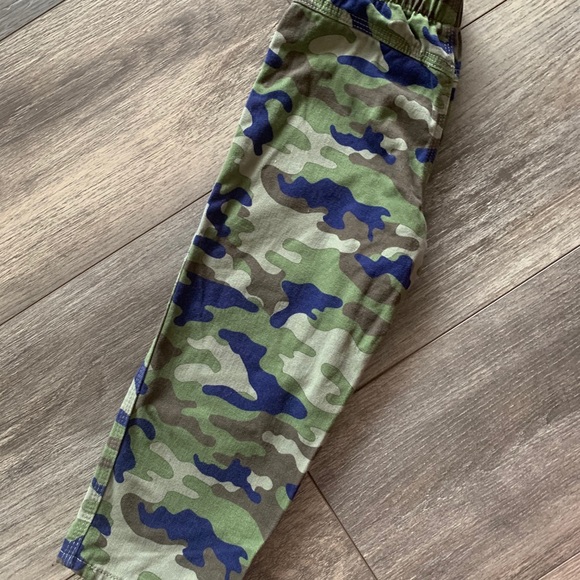 4/$20 - camo pants - Picture 2 of 2